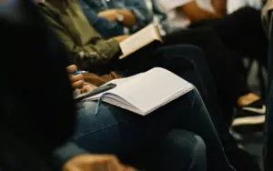 BRUNS Mitarbeiter auf einem Seminar mit Notizheften
