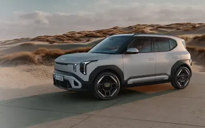 Kia EV2 steht vor einer Düne.